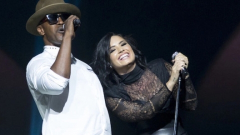 Demi Lovato e Jamie Foxx cantam cover de Ray Charles em show