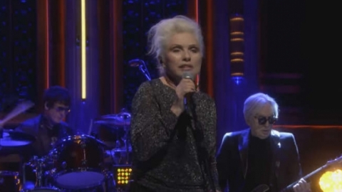 Veja o Blondie tocar a nova "Long Time" no programa de Jimmy Fallon!