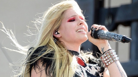 Avril Lavigne lança nova música de Natal, “Baby It's Cold Outside”. Escute!