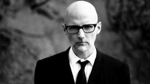 Moby está de volta com "Mere Anarchy". Veja o novo clipe do DJ, músico e produtor