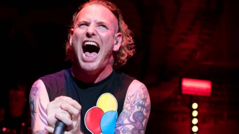 "Babaca", diz Corey Taylor sobre Adam Levine após cantor criticar o rock n' roll