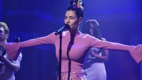 Marina se apresenta com o single "Orange Trees" pela primeira vez na TV. Veja!