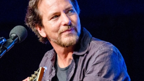 Em show, Eddie Vedder presta homenagem a Chris Cornell cantando "Seasons". Veja!