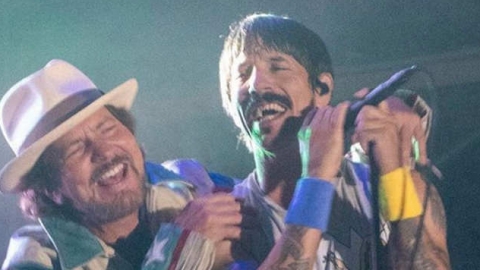 Em show, Red Hot Chili Peppers e Eddie Vedder homenageiam Ric Ocasek do The Cars. Veja!