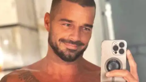Ricky Martin surpreende com selfie ousada no Instagram. Veja!