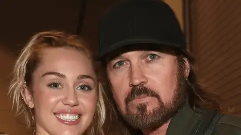 Miley Cyrus revela que seu pai, Billy Ray, chorou quando ela lhe presenteou com a música &ldquo;Secrets"