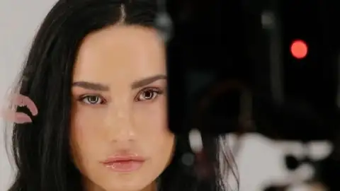 Demi Lovato lança a inédita, "Kiss". Escute com letra e tradução!