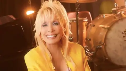 Dolly Parton relembra sucesso de "Jolene" em comemoração aos 52 anos do lançamento da música