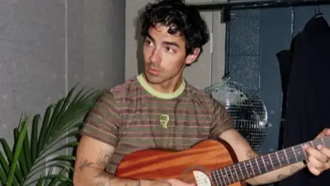 "Nunca toquei em cocaína”, diz Joe Jonas após vídeo viral no qual aparece limpando o nariz no palco