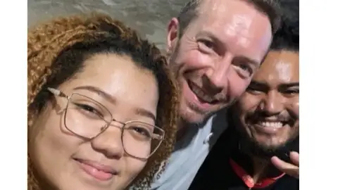 Fã viraliza ao encontrar Chris Martin nas ruas de Belém