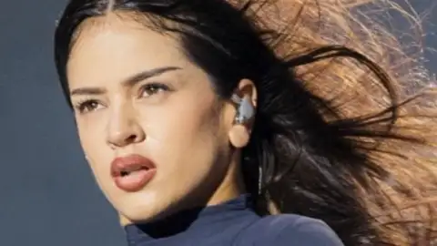 Rosalía rebate crítica de internauta que insinuou que ela só se aproveita da cultura latina