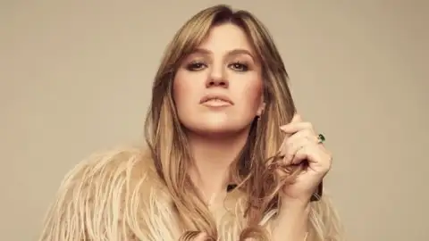 Kelly Clarkson conta que empresário disse para ela fazer plásticas nos seios no começo da carreira