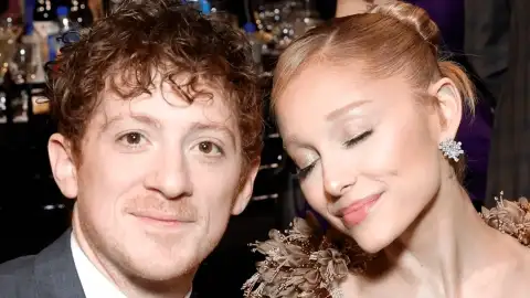 Relacionamento entre Ariana Grande e Ethan Slater continua firme, diz site